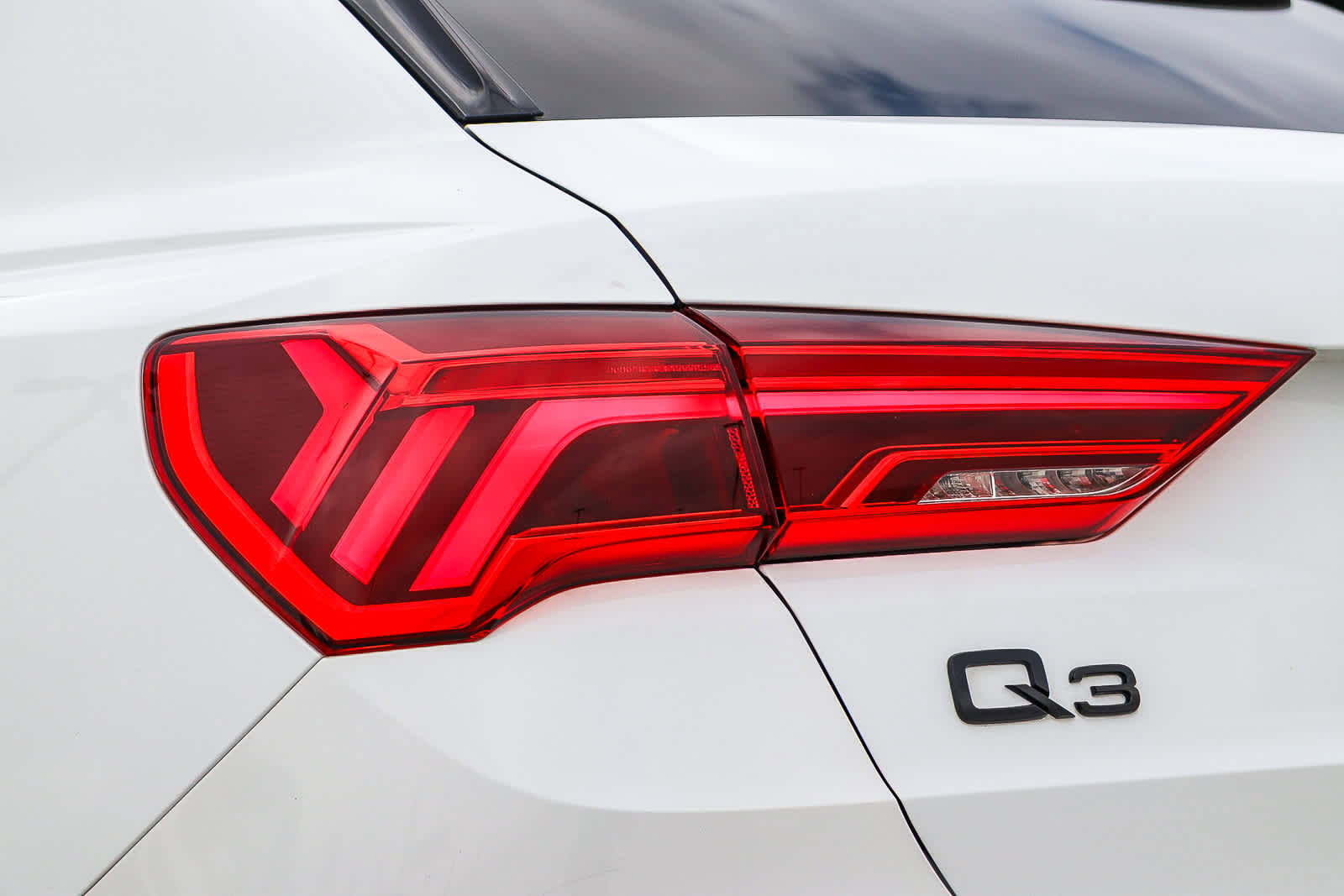 New 2023 Audi Q3 2.0T Premium w/ Black Optic Sport Package image 12