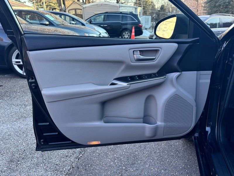 Used 2017 Toyota Camry SE image 16