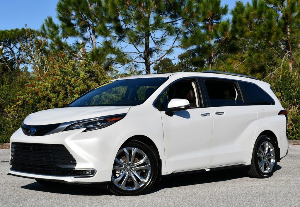 Used 2024 Toyota Sienna Platinum image 27