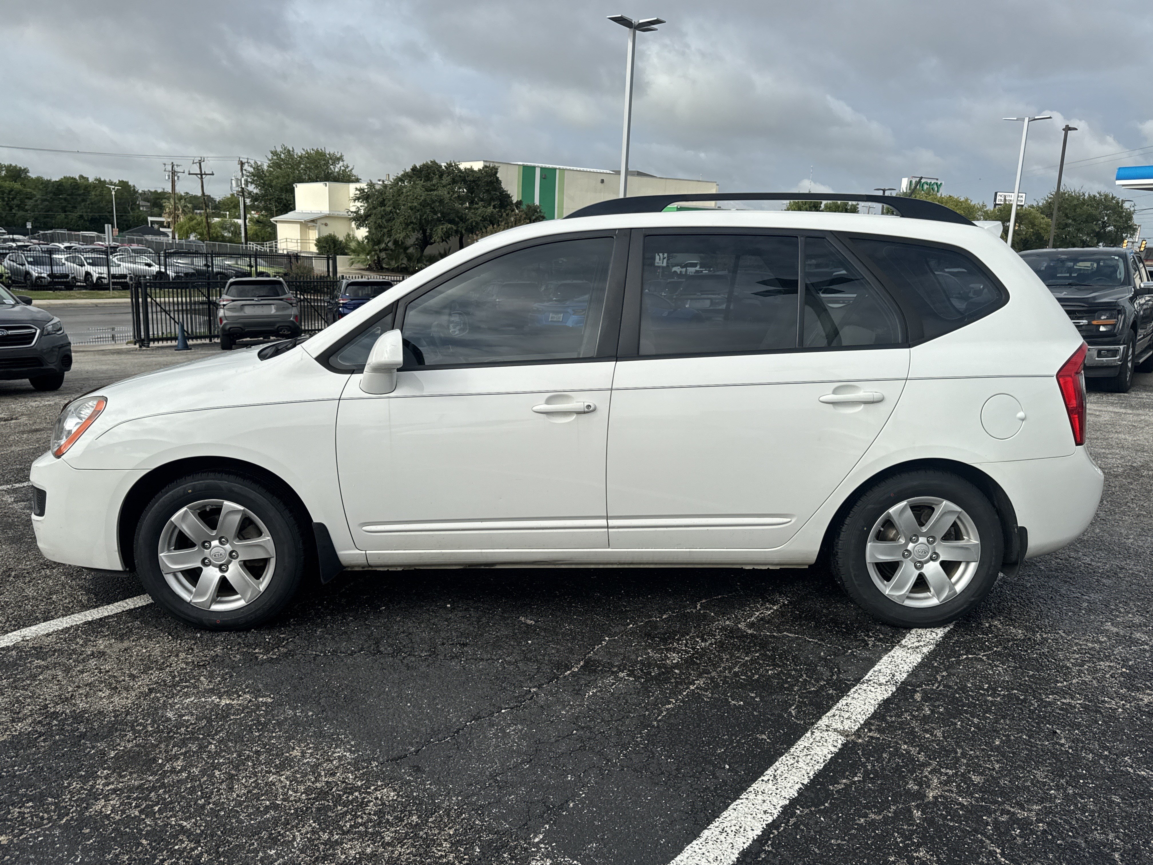 Used 2009 Kia Rondo LX FWD image 11