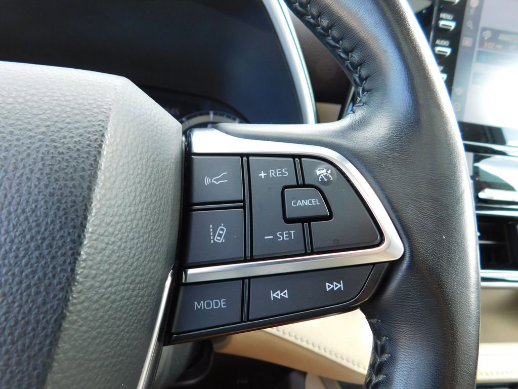 Used 2020 Toyota Highlander XLE image 26