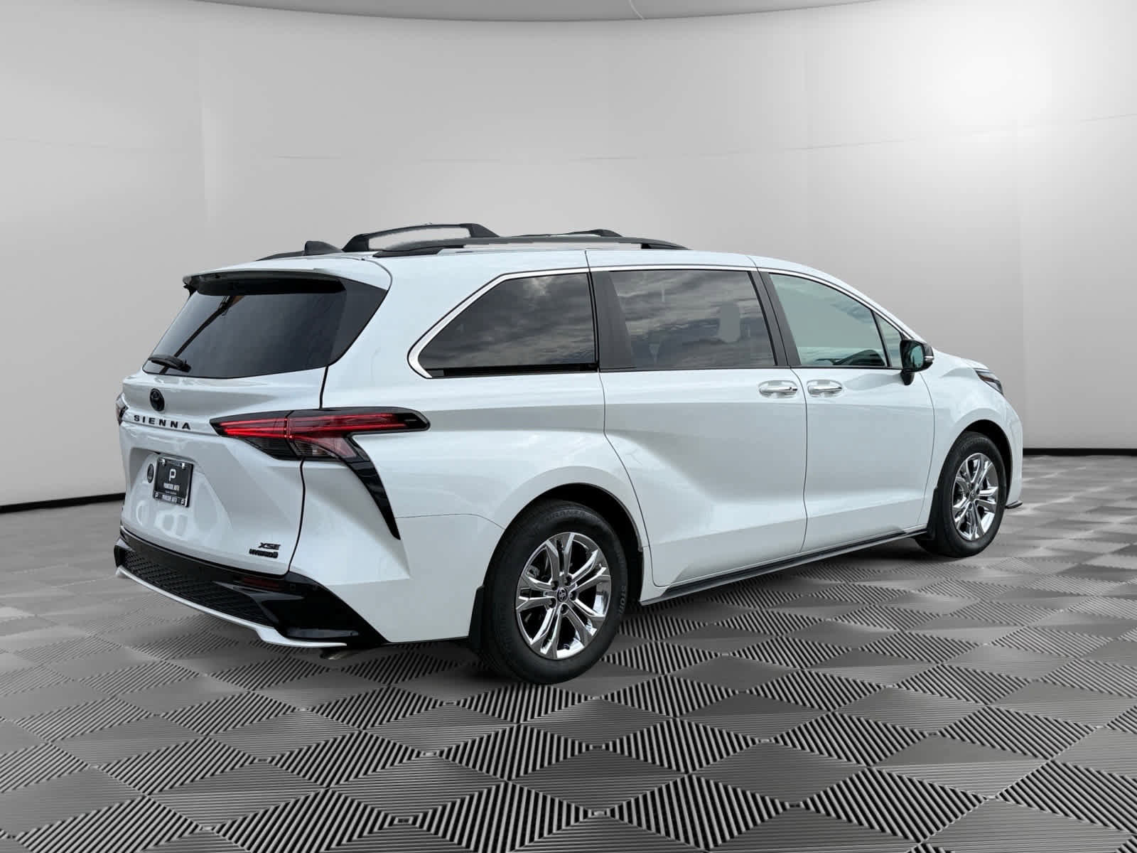 Used 2023 Toyota Sienna XSE image 5