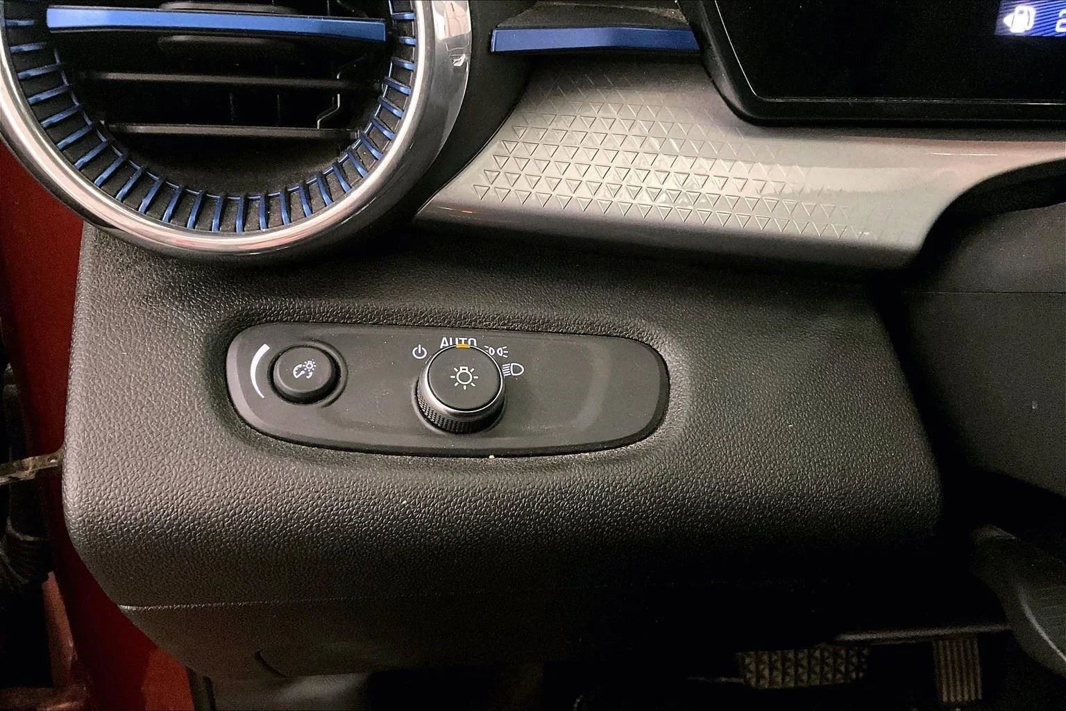 Used 2024 Chevrolet Trax LT w/ LT Convenience Package image 30