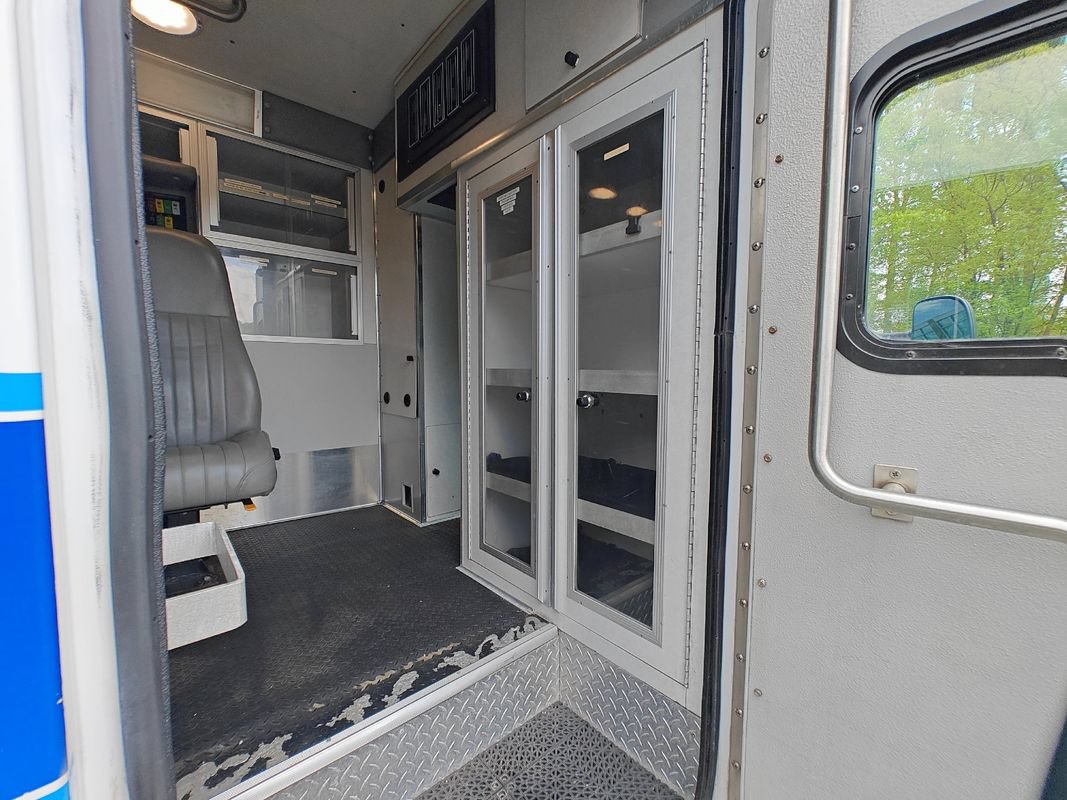 Used 2012 Ford E-450 and Econoline 450 Super Duty w/ Ambulance Prep Pkg RWD image 13