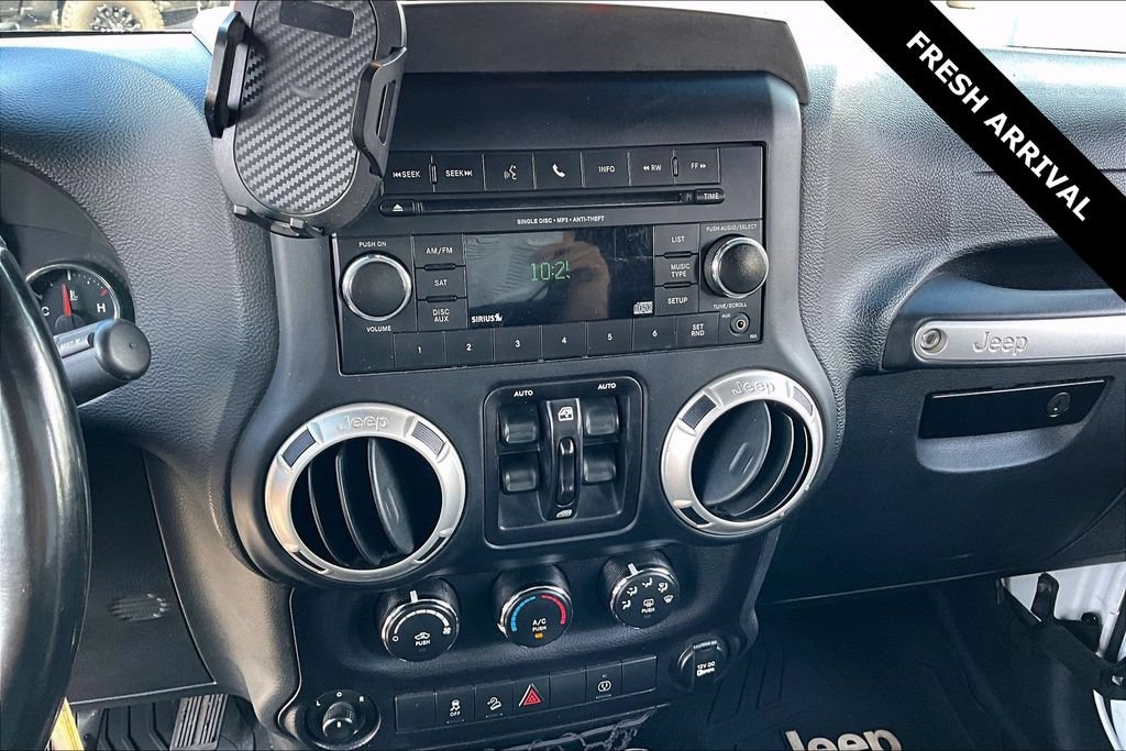Used 2018 Jeep Wrangler Unlimited Sahara w/ Connectivity Group AWD/4WD image 14