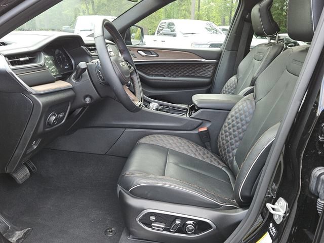 Used 2025 Jeep Grand Cherokee Summit AWD/4WD image 10