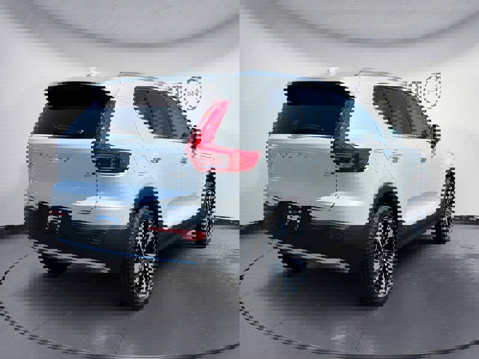 Used 2025 Volvo XC40 B5 Plus w/ Protection Package Premier image 5