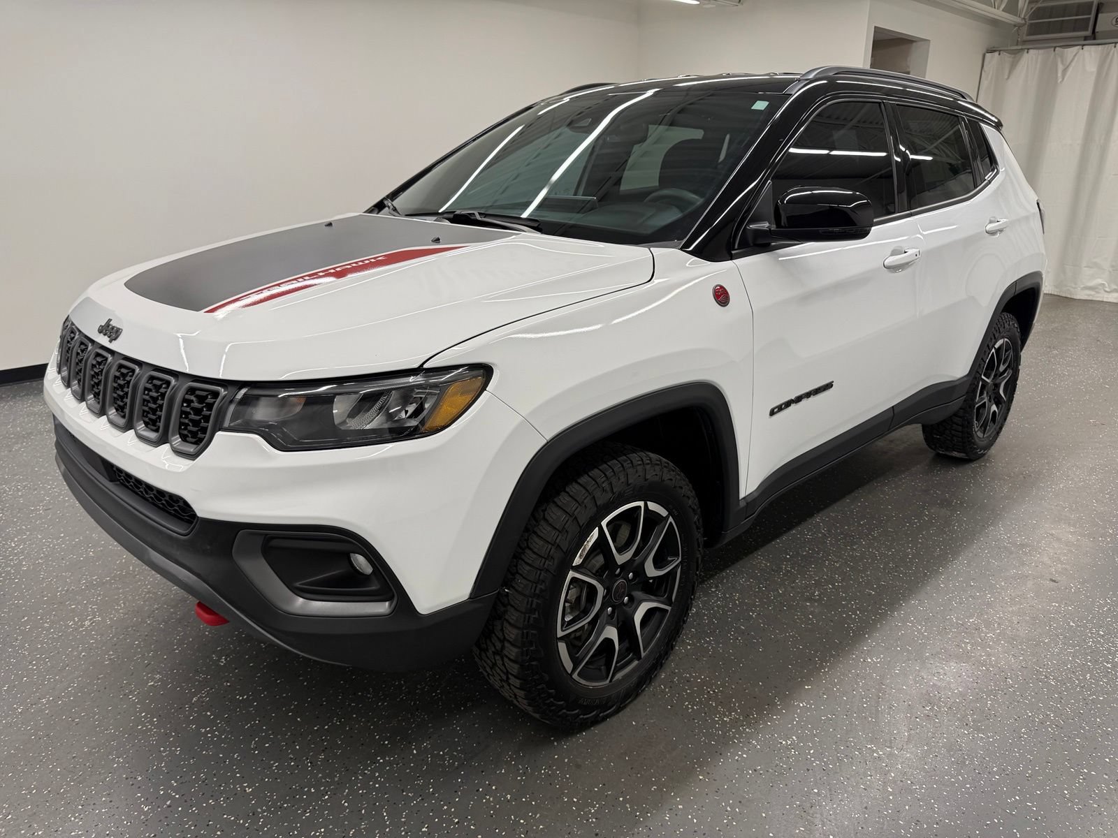Used 2025 Jeep Compass Trailhawk AWD/4WD image 4