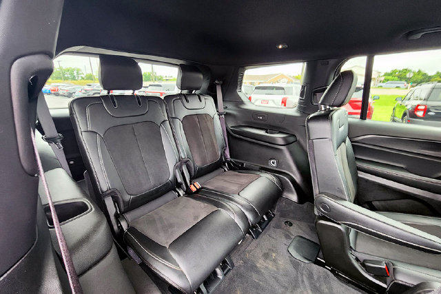 Used 2025 Jeep Grand Cherokee L Altitude AWD/4WD image 30