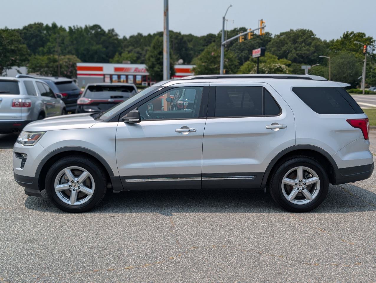 Used 2019 Ford Explorer XLT w/ Equipment Group 202A FWD image 2