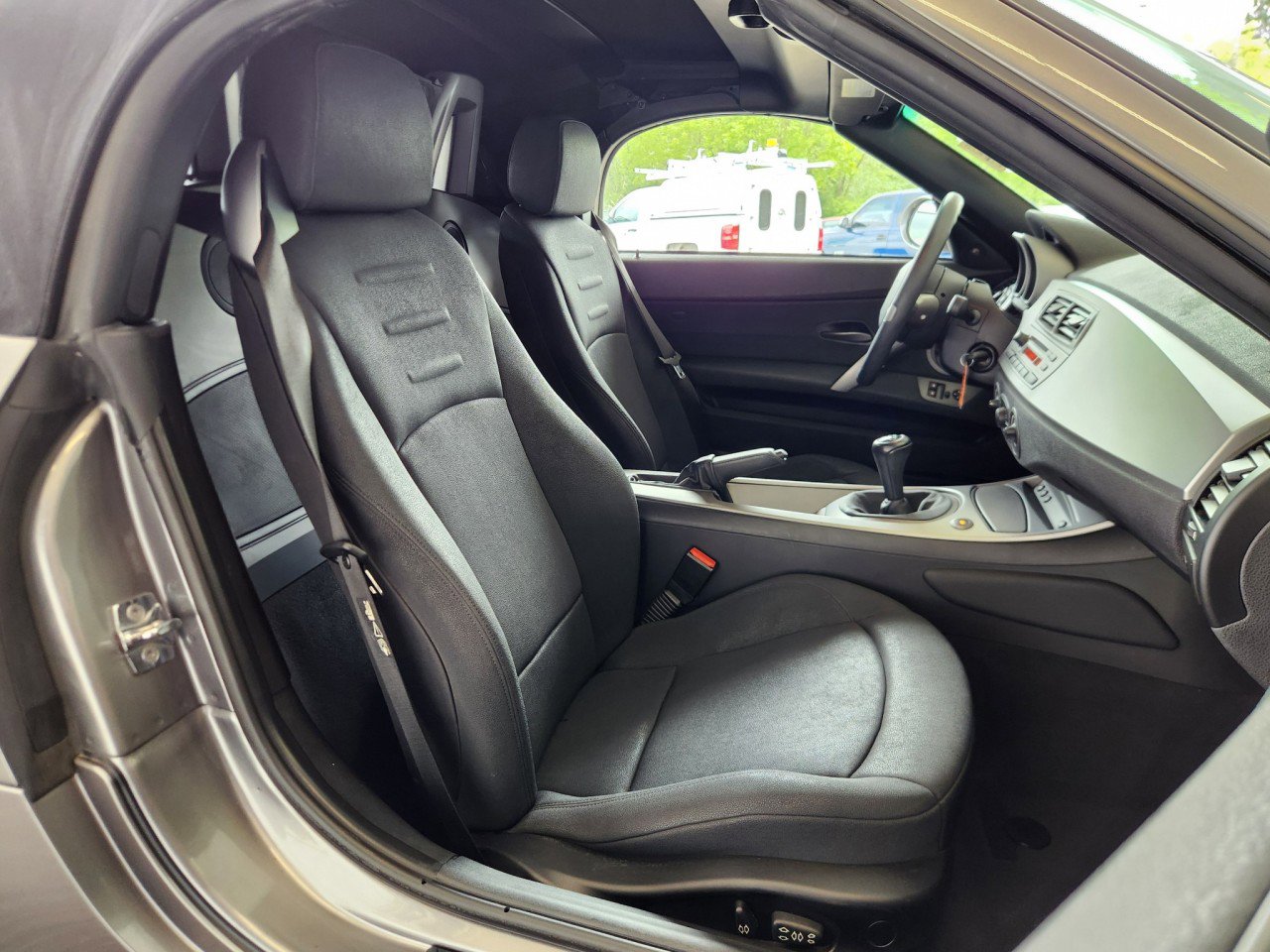 Used 2004 BMW Z4 2.5i RWD image 8