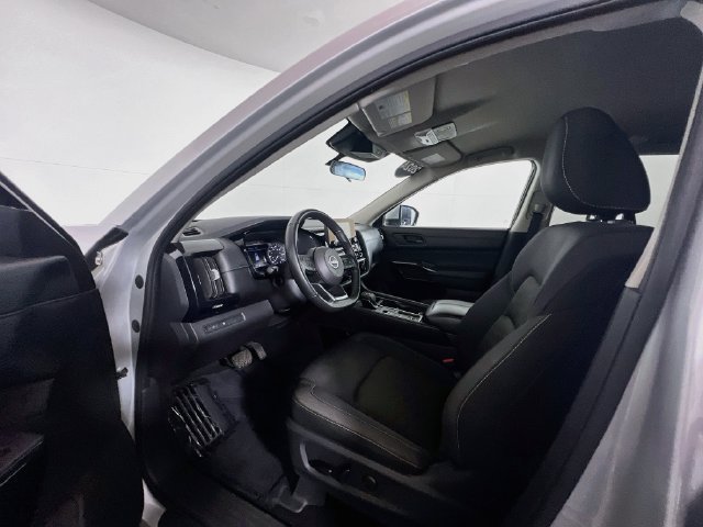 Used 2024 Nissan Pathfinder SV FWD image 13