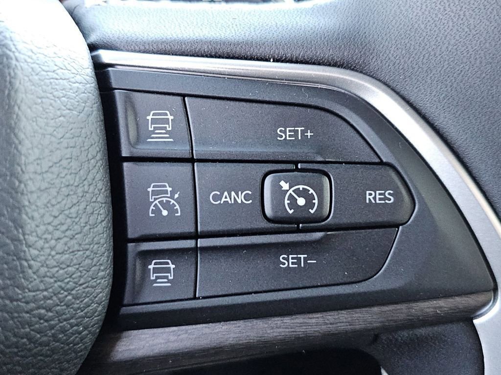 Used 2025 Jeep Grand Cherokee Limited w/ Luxury Tech Group II image 15