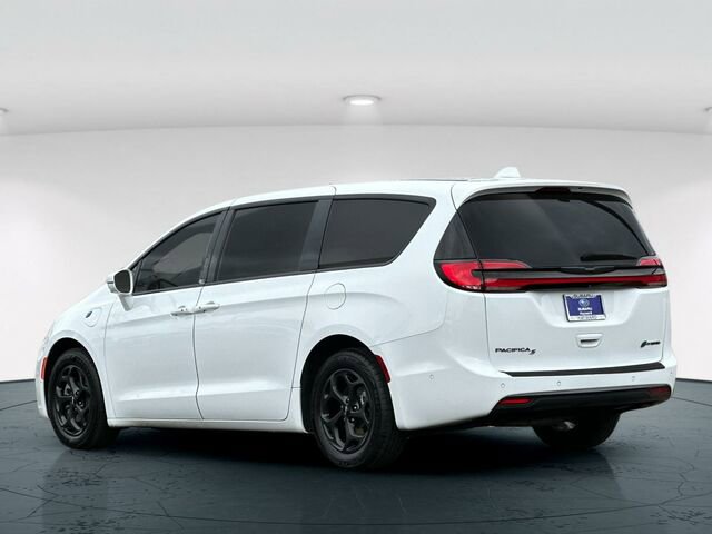 Used 2022 Chrysler Pacifica Touring-L w/ Uconnect Theater Family Group image 4