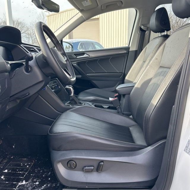 Used 2022 Volkswagen Tiguan SE w/ Panoramic Sunroof Package image 9