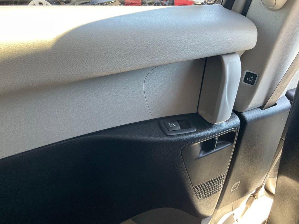 Used 2022 Chrysler Pacifica Touring-L w/ Uconnect Theater Family Group image 54