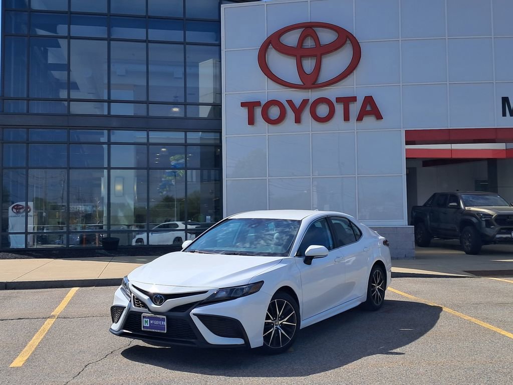 Used 2023 Toyota Camry SE FWD image 1
