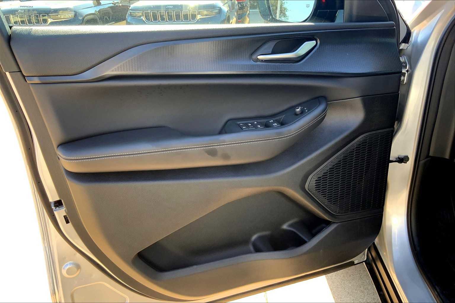 New 2025 Jeep Grand Cherokee Altitude image 10