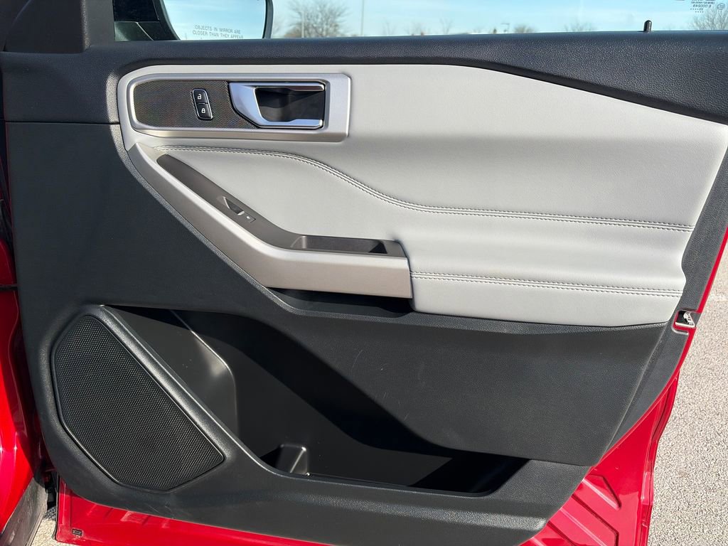 Used 2023 Ford Explorer XLT w/ Equipment Group 202A image 8