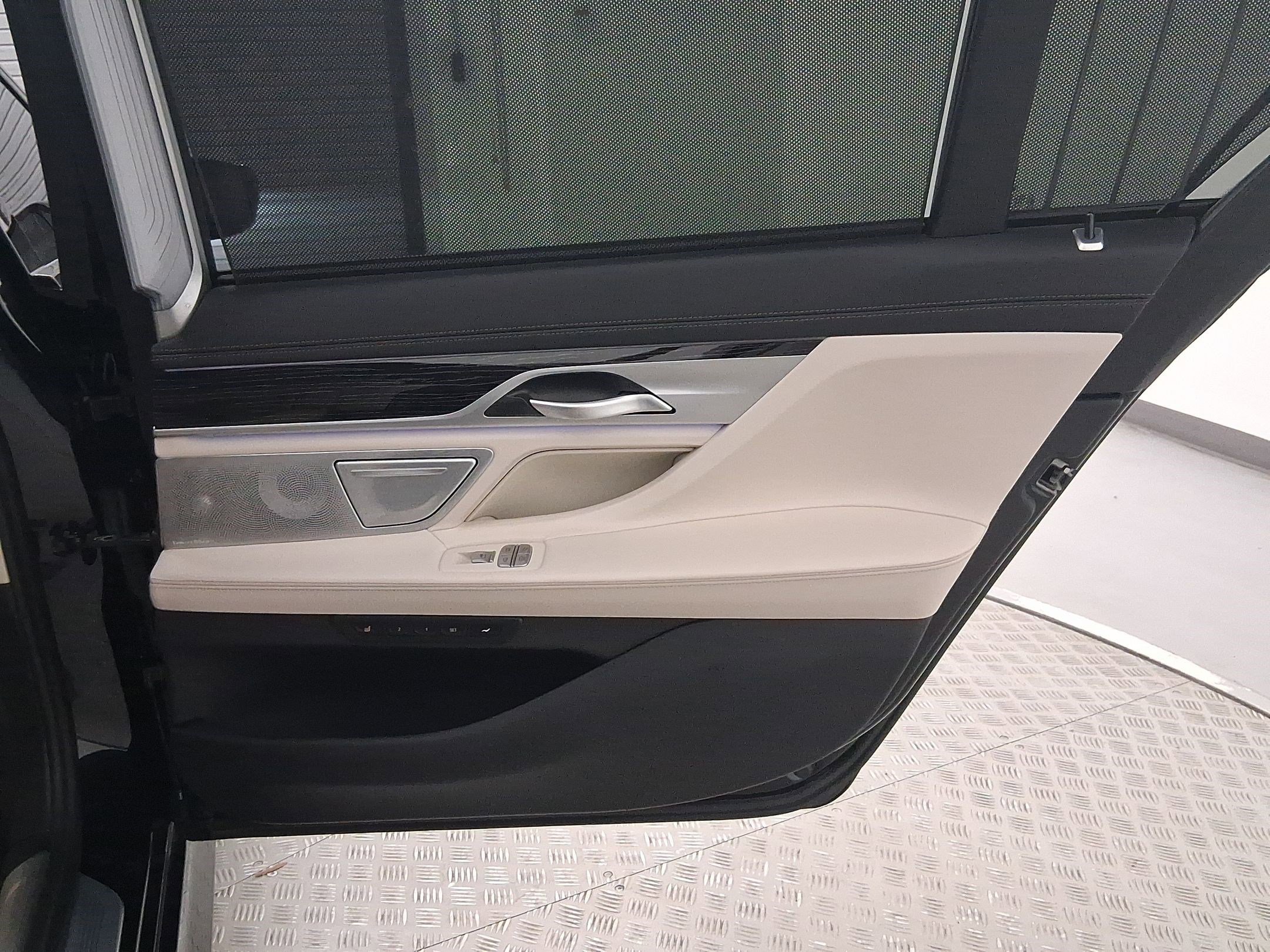 Certified 2022 BMW M760i xDrive image 32