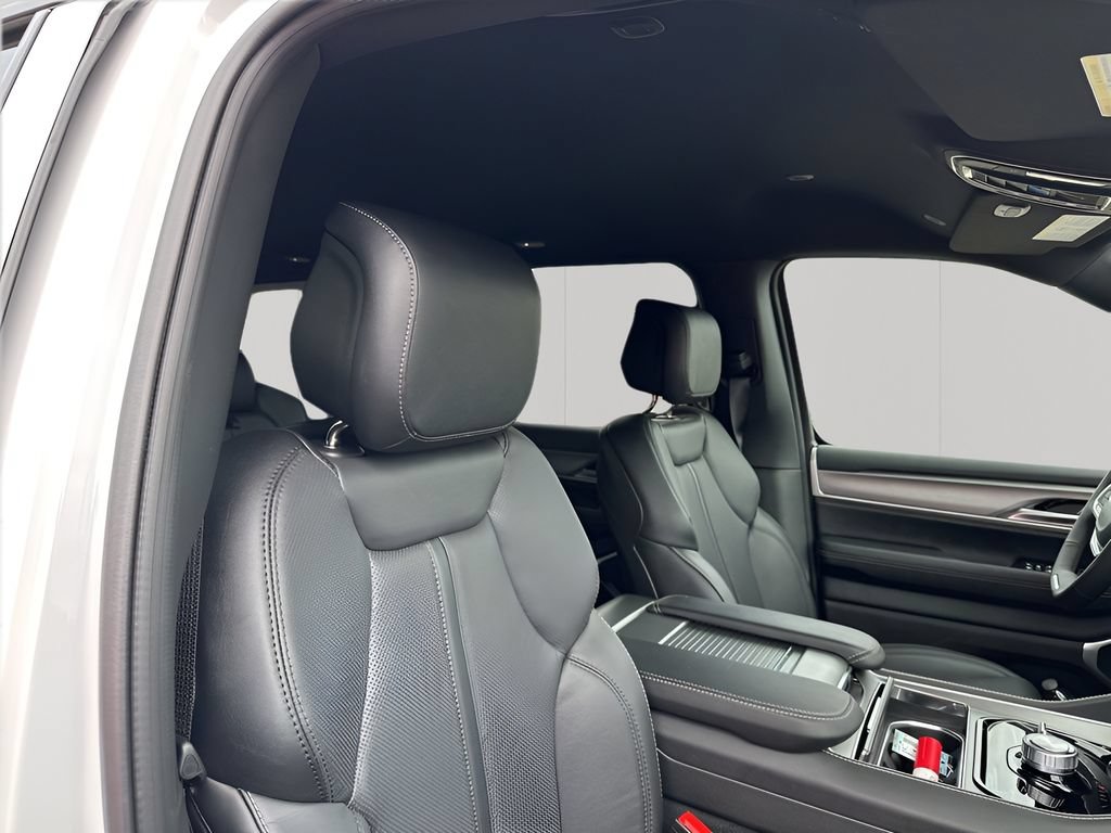 New 2026 Jeep Grand Wagoneer L Limited w/ 8-Passenger Seating Package AWD/4WD image 18