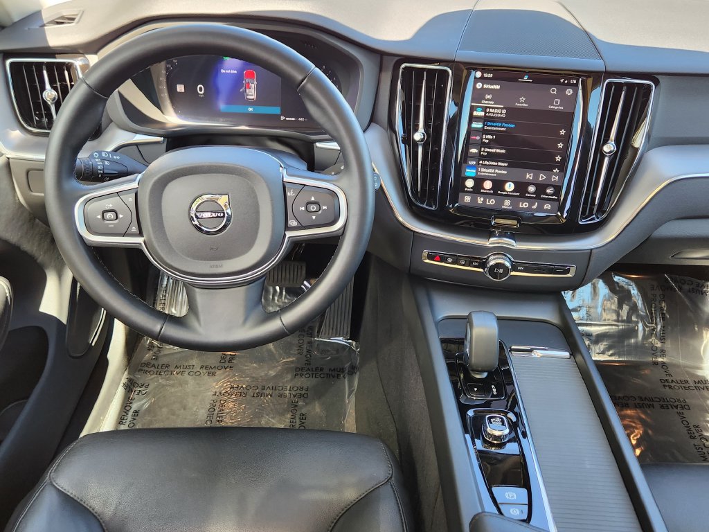 Used 2025 Volvo XC60 B5 Core AWD/4WD image 3