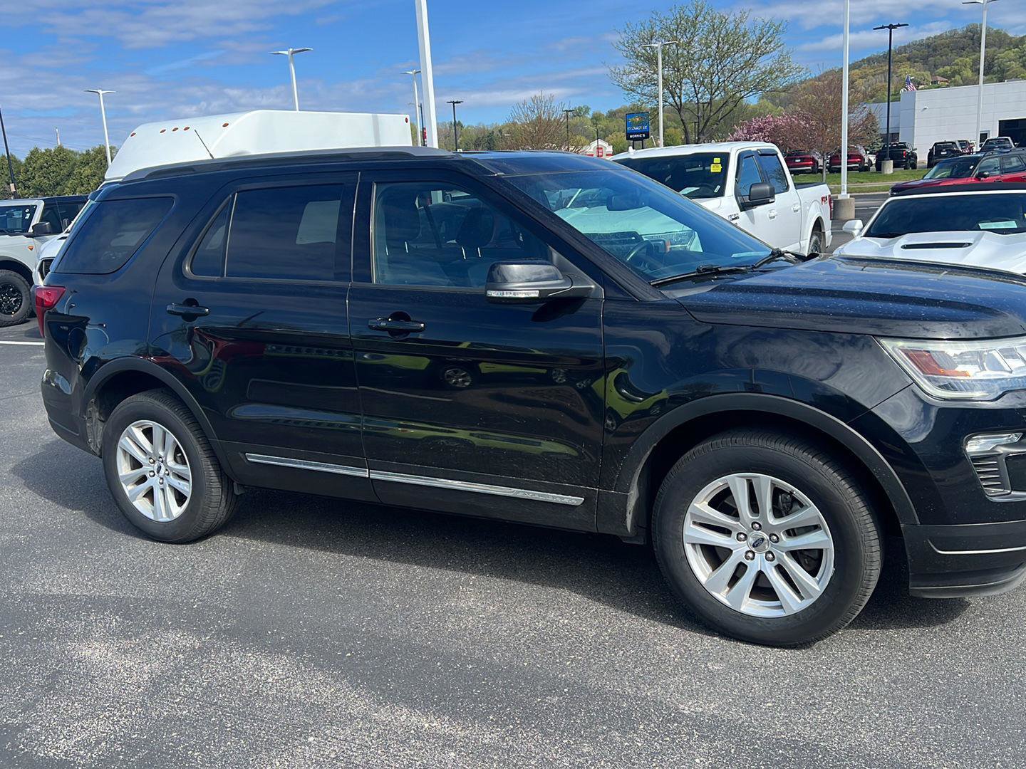 Used 2018 Ford Explorer XLT w/ Equipment Group 202A AWD/4WD image 3