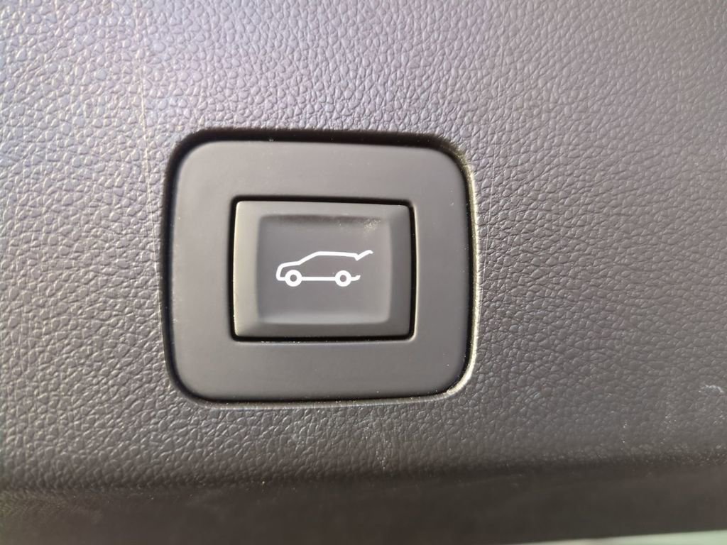 Used 2025 Buick Encore GX Avenir w/ Avenir Technology Package image 15