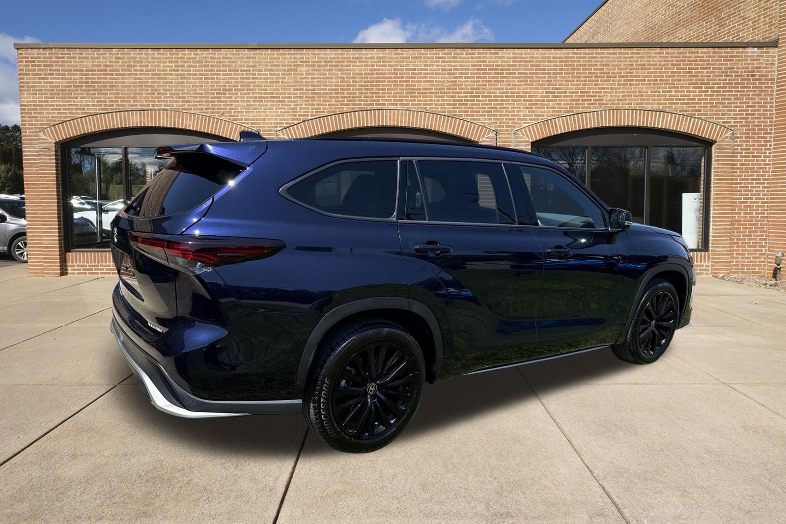 Used 2025 Toyota Highlander XSE AWD/4WD image 3