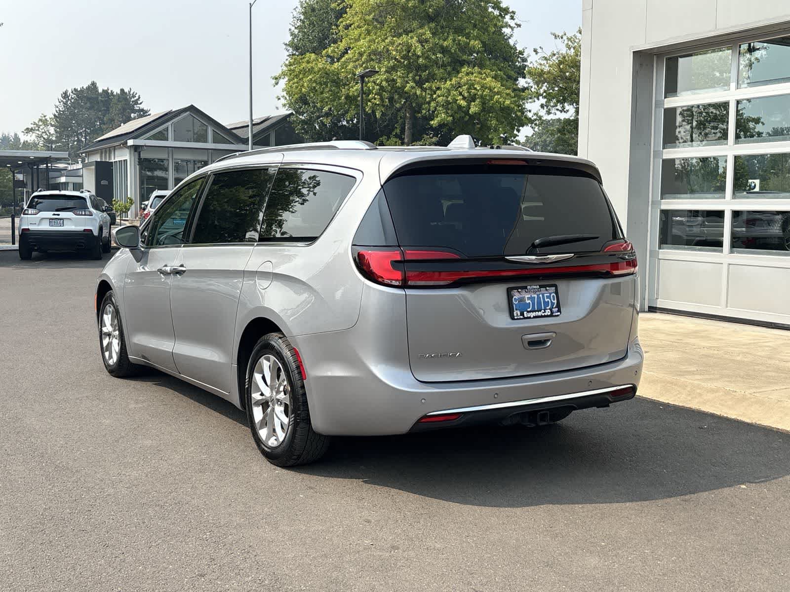 Used 2021 Chrysler Pacifica Touring-L FWD image 3