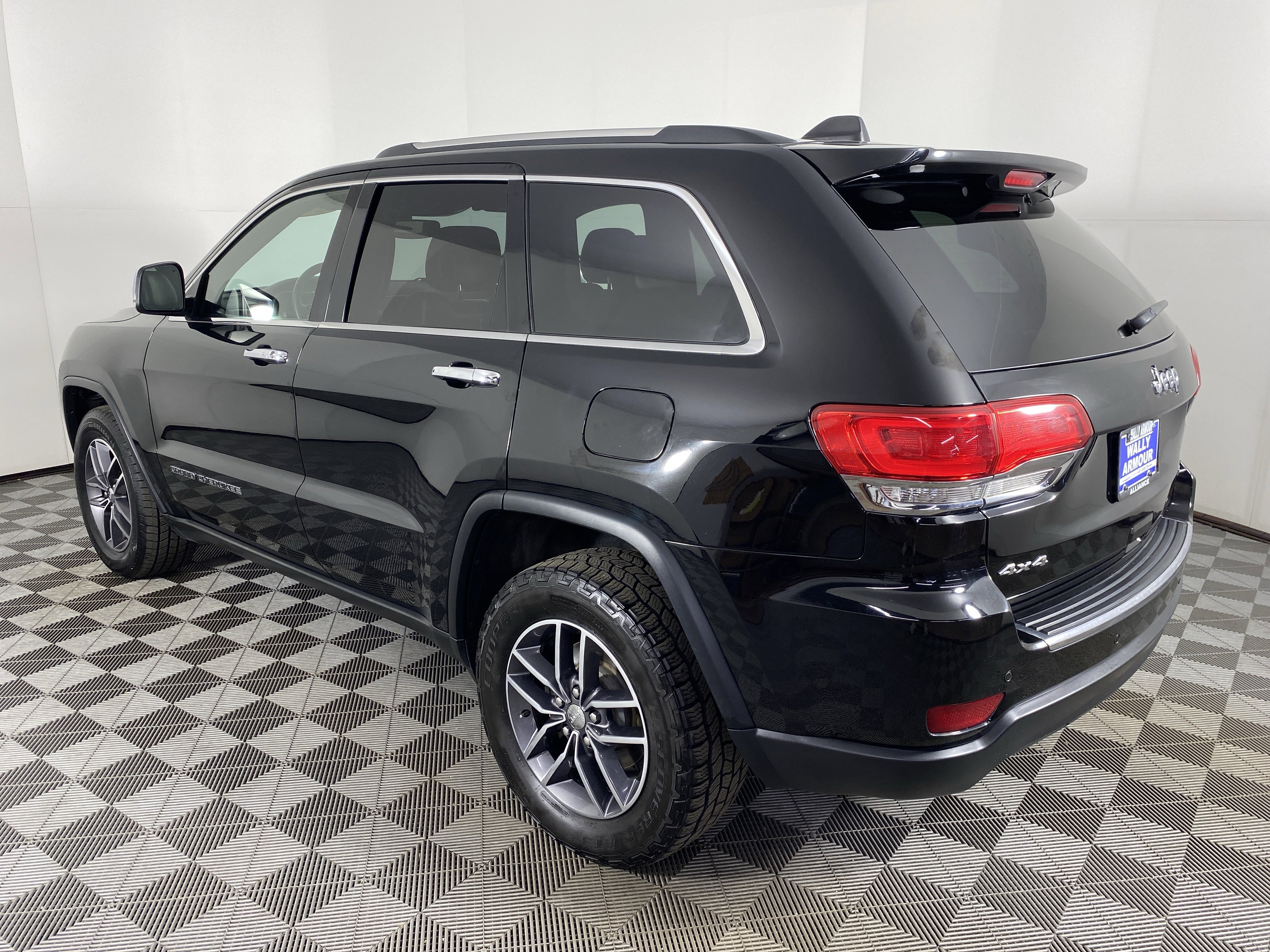 Used 2018 Jeep Grand Cherokee Limited w/ Luxury Group II image 11
