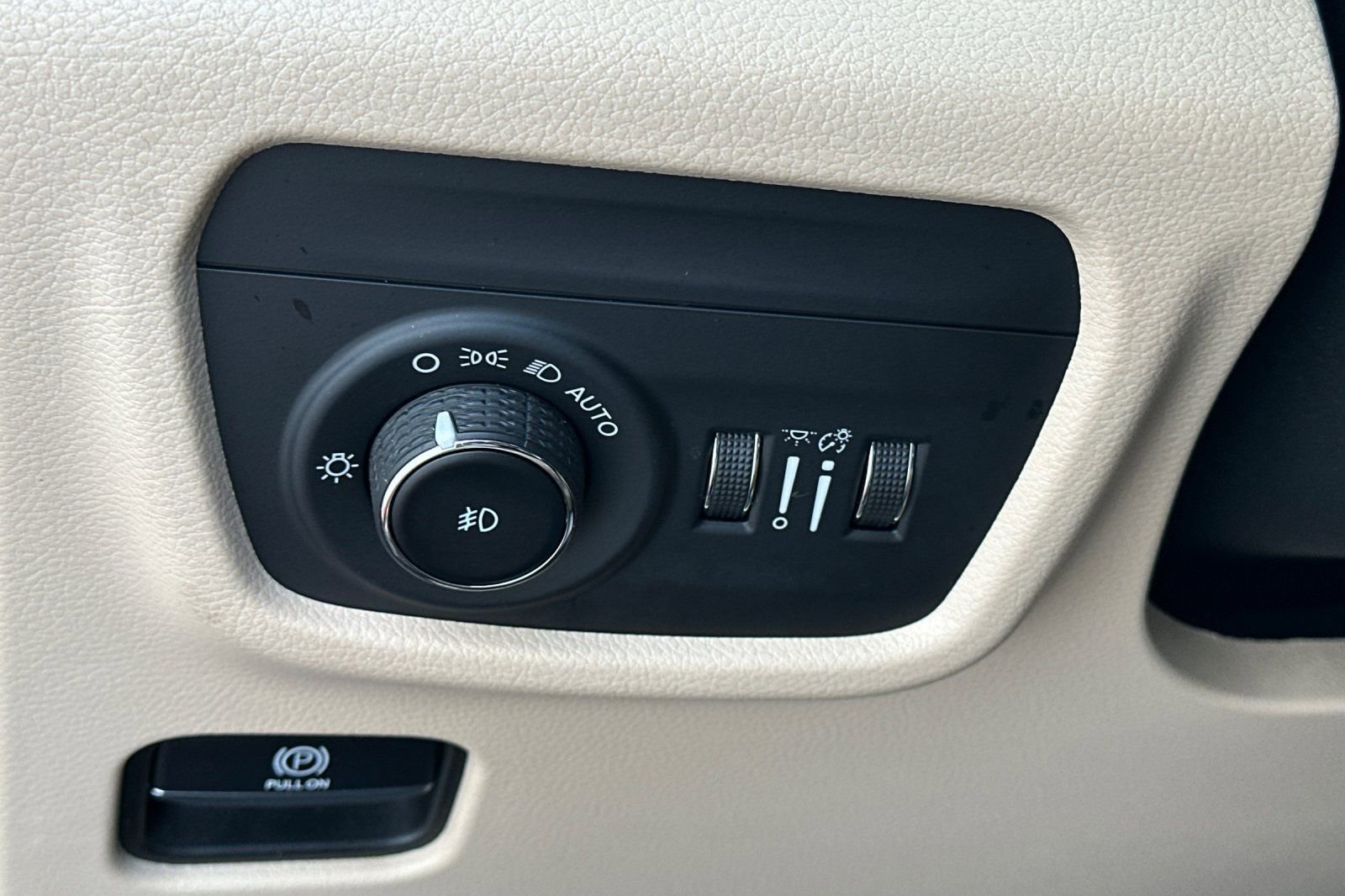 Used 2022 Jeep Grand Cherokee Limited w/ Luxury Tech Group II RWD image 37