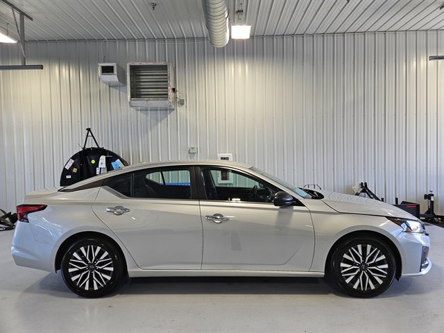 Used 2024 Nissan Altima 2.5 SV image 2