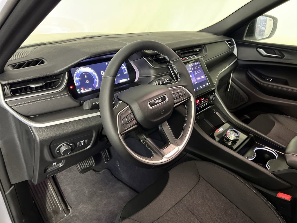 New 2025 Jeep Grand Cherokee Laredo image 15