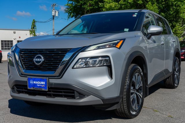 Used 2022 Nissan Rogue SV image 2