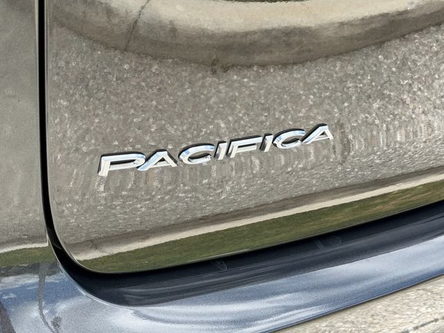 Used 2017 Chrysler Pacifica Touring w/ Tire & Wheel Group FWD image 9