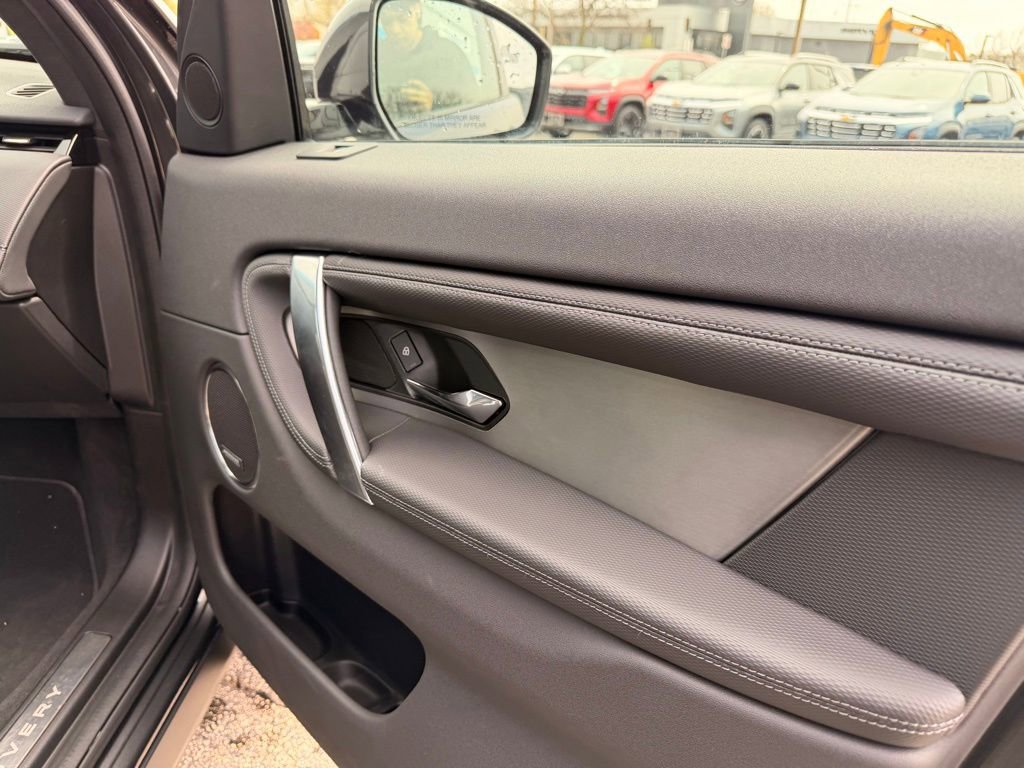 Used 2025 Land Rover Discovery Sport Dynamic SE image 28