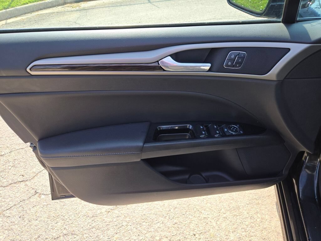 Used 2014 Ford Fusion SE w/ Equipment Group 202A FWD image 18