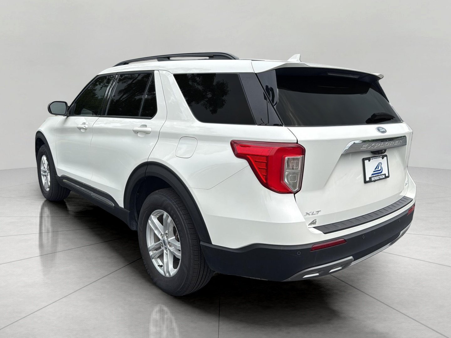Used 2024 Ford Explorer XLT w/ Equipment Group 202A AWD/4WD image 13