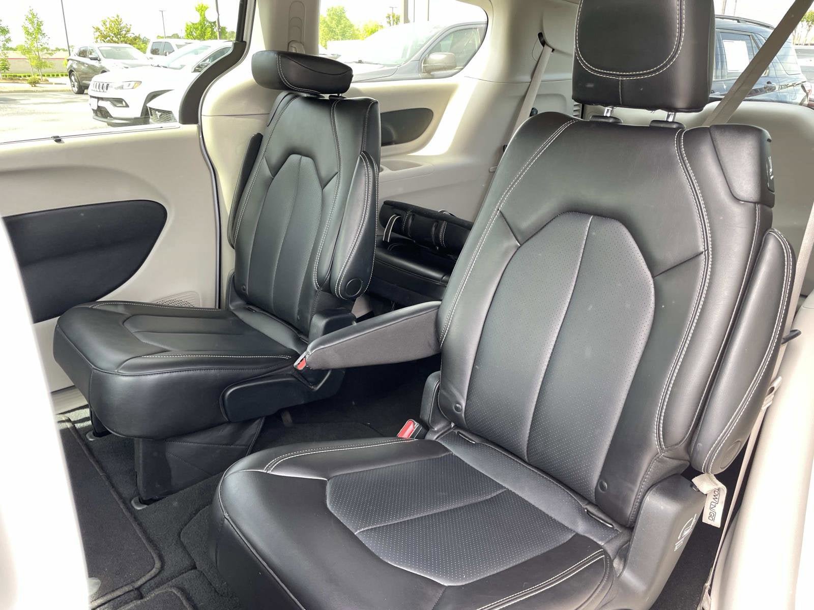 Used 2023 Chrysler Pacifica Touring-L FWD image 12