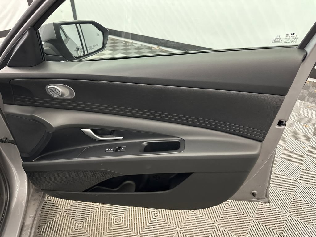 Used 2026 Hyundai Elantra SE w/ Cargo Package FWD image 14