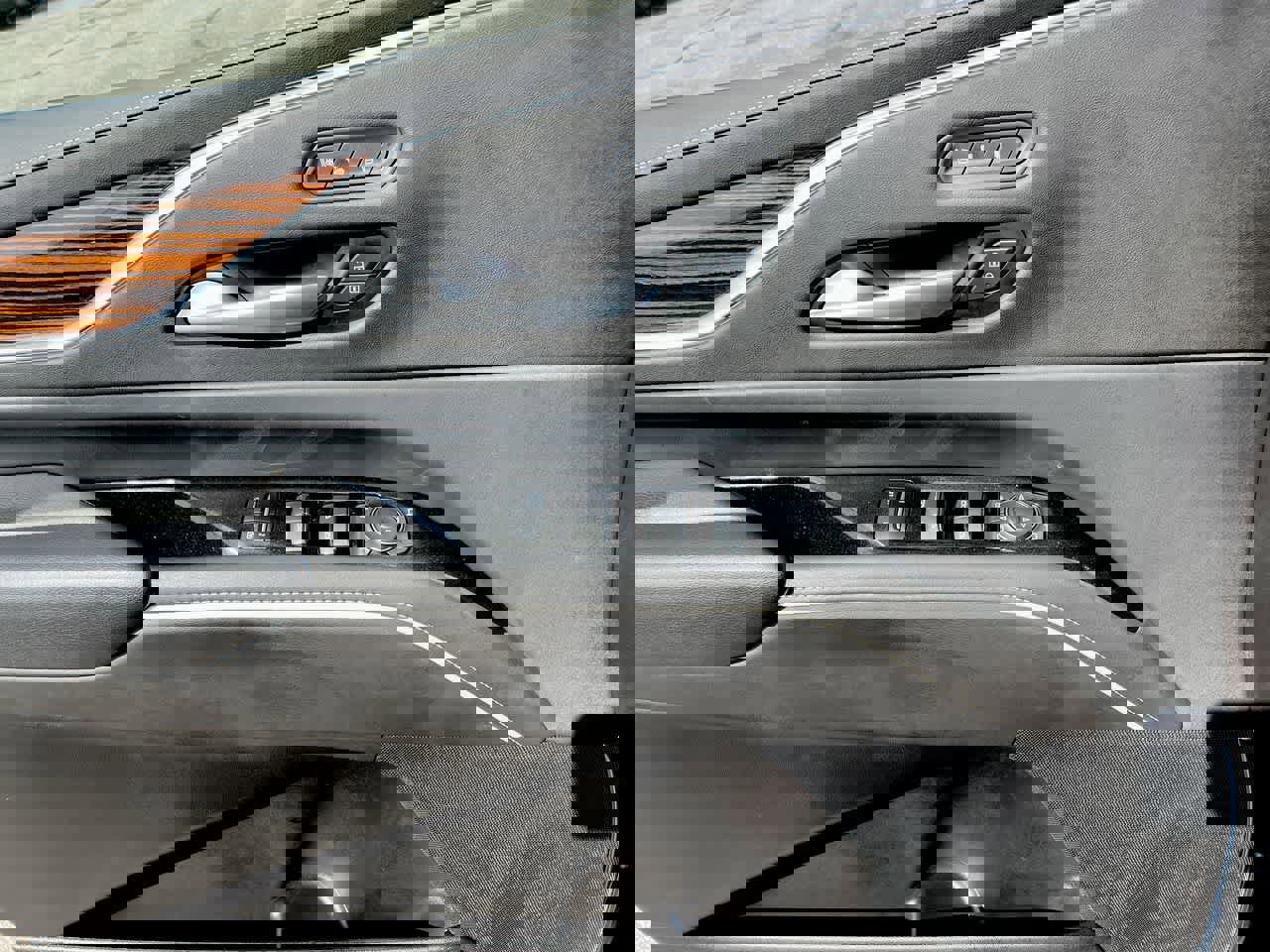 Used 2024 Cadillac Escalade ESV Premium Luxury image 38