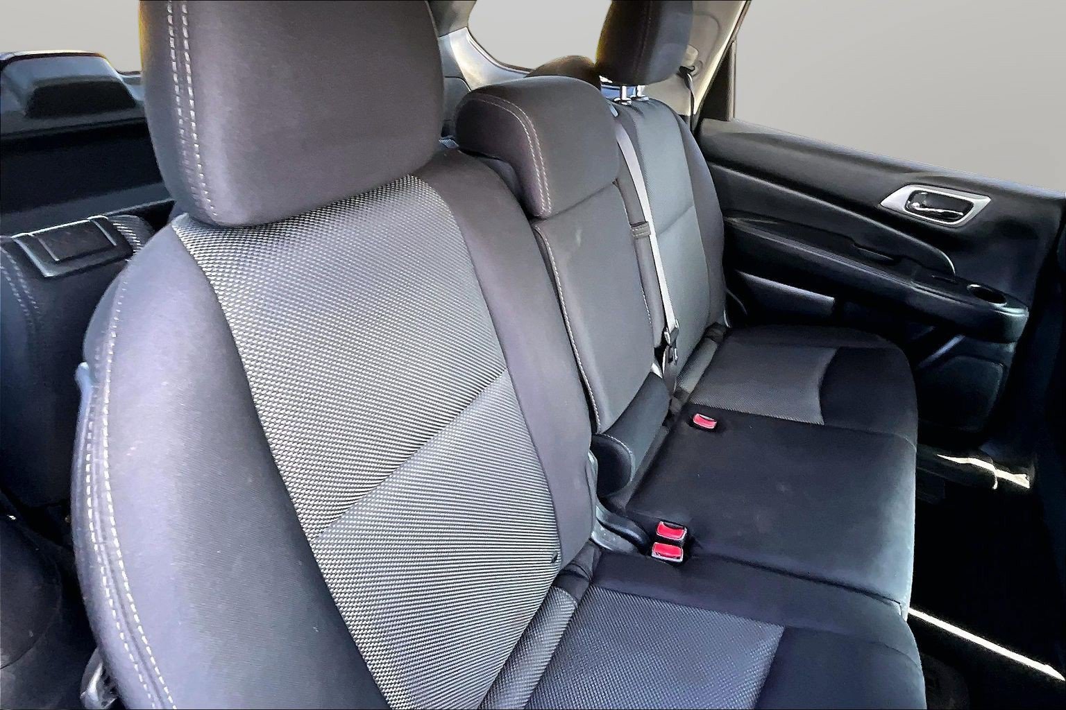 Used 2020 Nissan Pathfinder SV FWD image 16