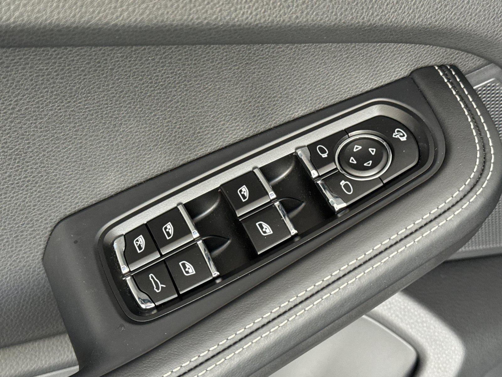 Certified 2025 Porsche Macan AWD/4WD image 13