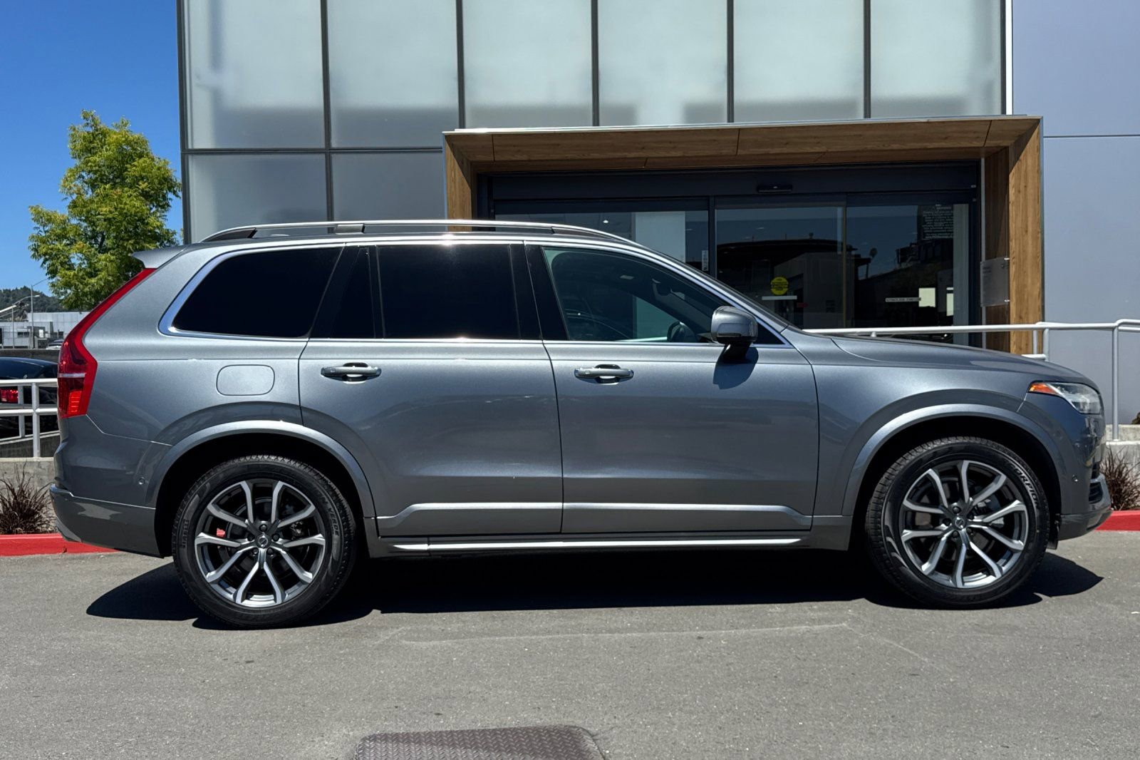 Used 2017 Volvo XC90 T6 Momentum w/ Vision Package AWD/4WD image 8