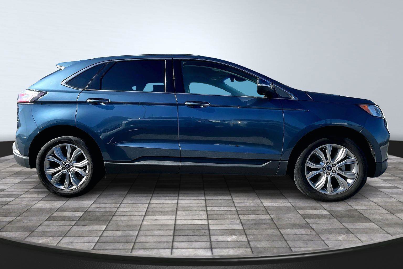 Used 2019 Ford Edge Titanium image 16