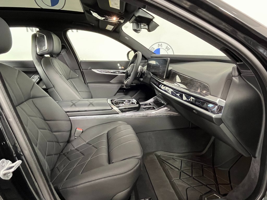 Used 2025 BMW 760i xDrive 760i xDrive w/ Premium Package image 24