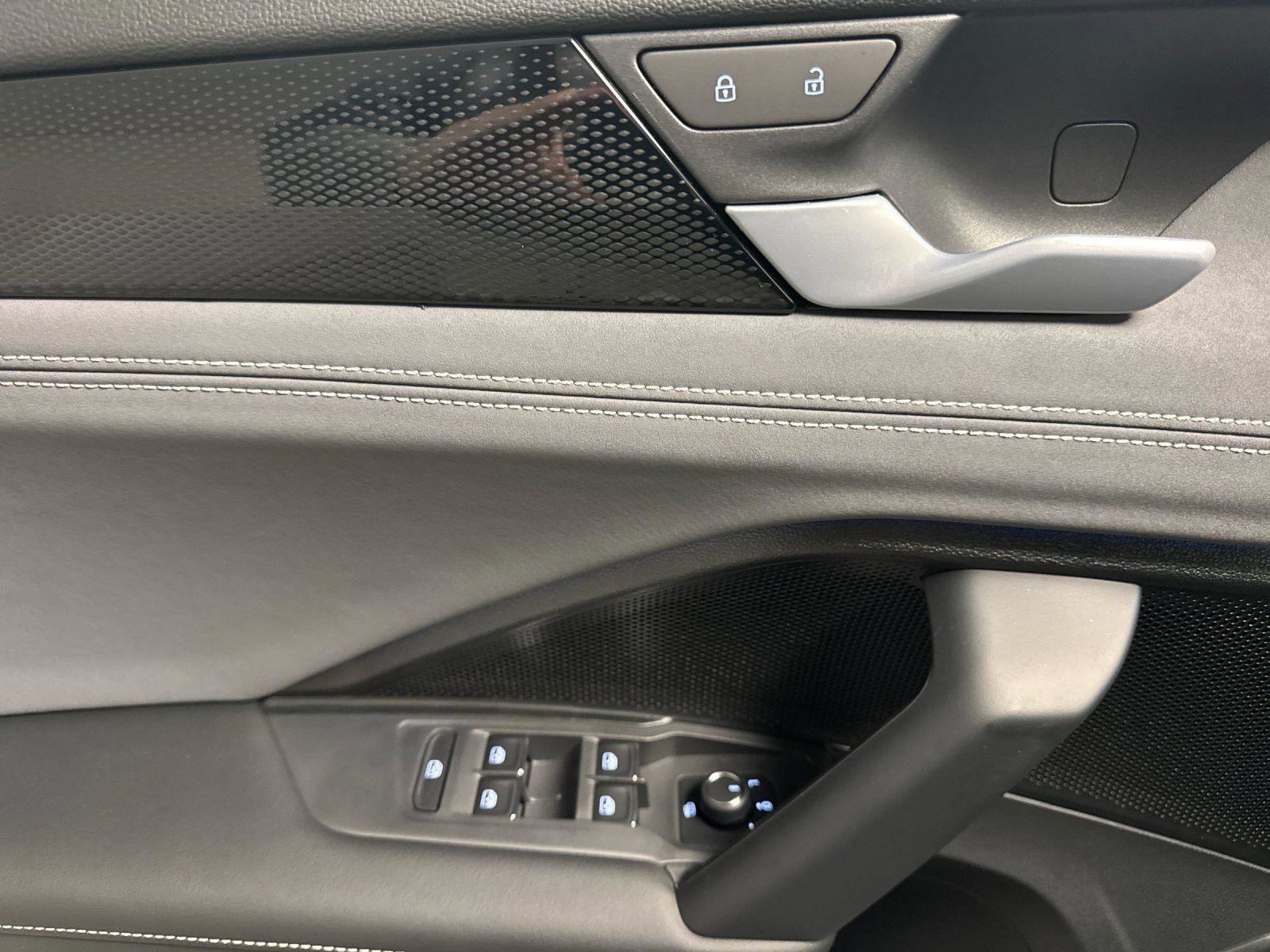 New 2026 Volkswagen Tiguan SE R-Line image 10