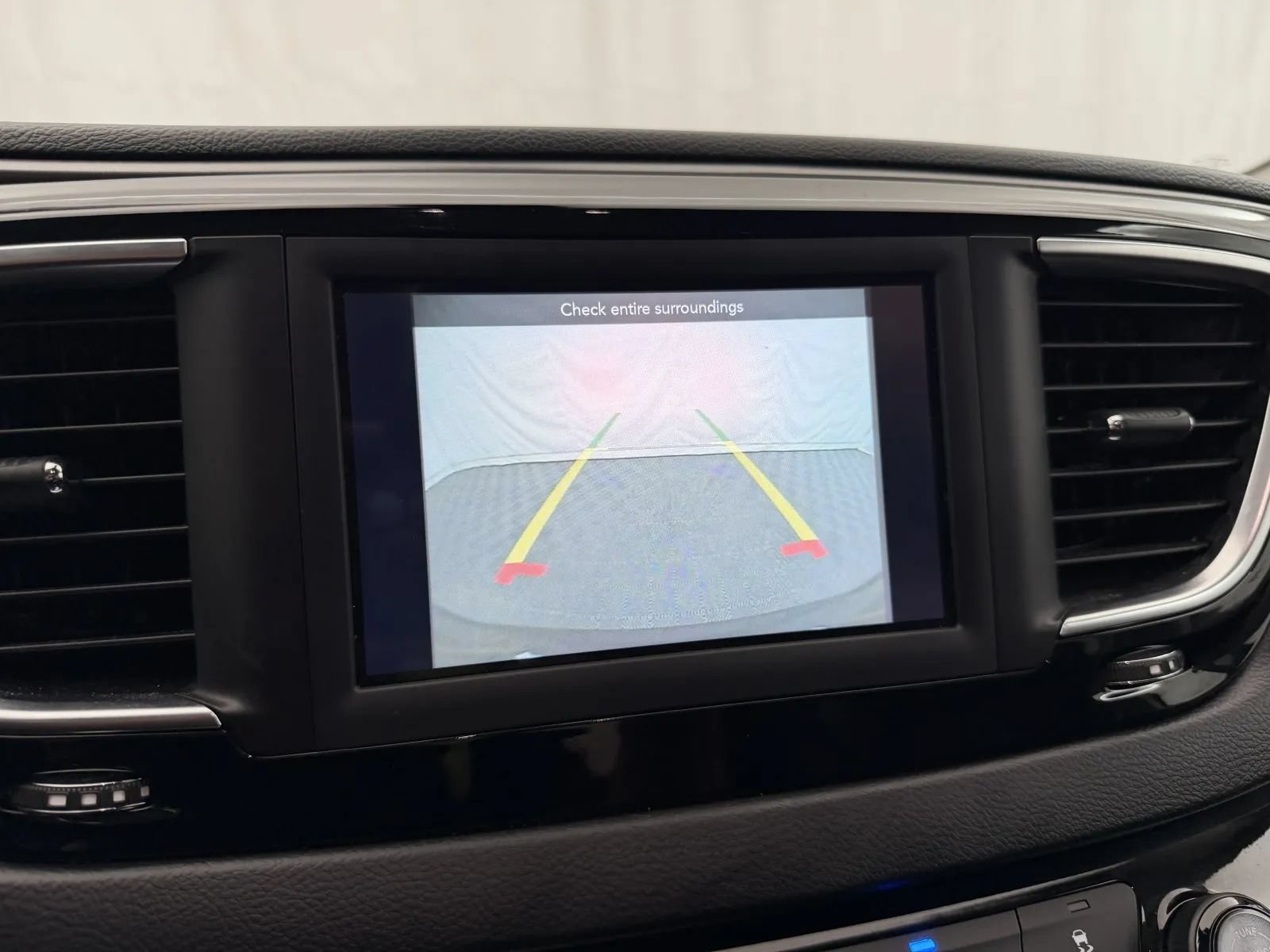 Used 2020 Chrysler Pacifica Touring-L FWD image 14