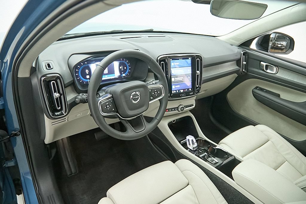 Used 2023 Volvo XC40 B5 Plus w/ Protection Package Premier AWD/4WD image 13